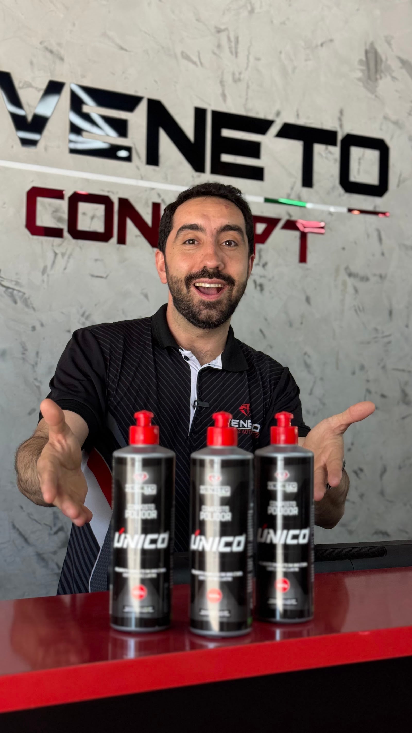 Tarcísio Vaglieri apresentando os kits do Composto Único na Veneto Concept